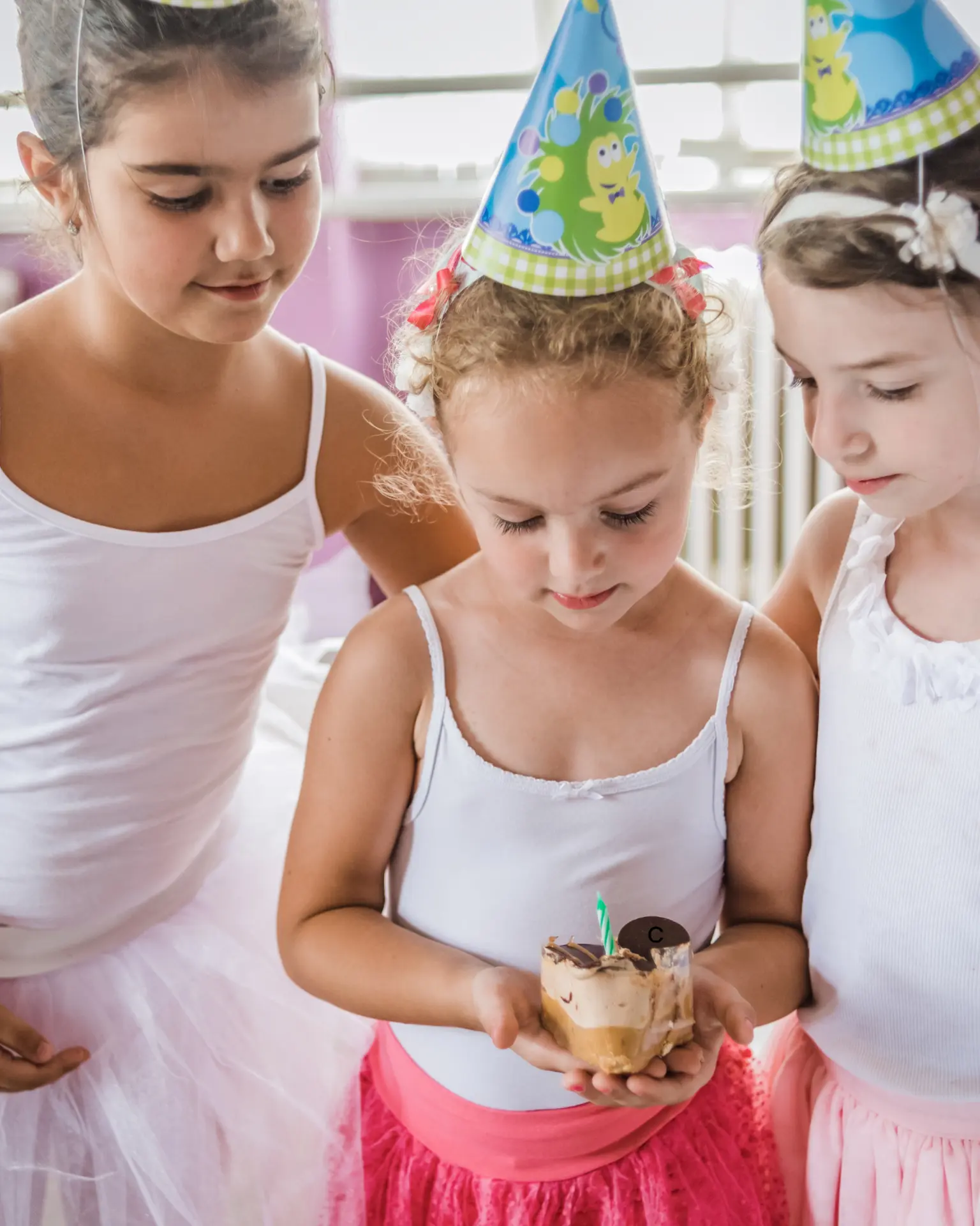 Petites ballerines en tutu lors d'une fête d'anniversaire