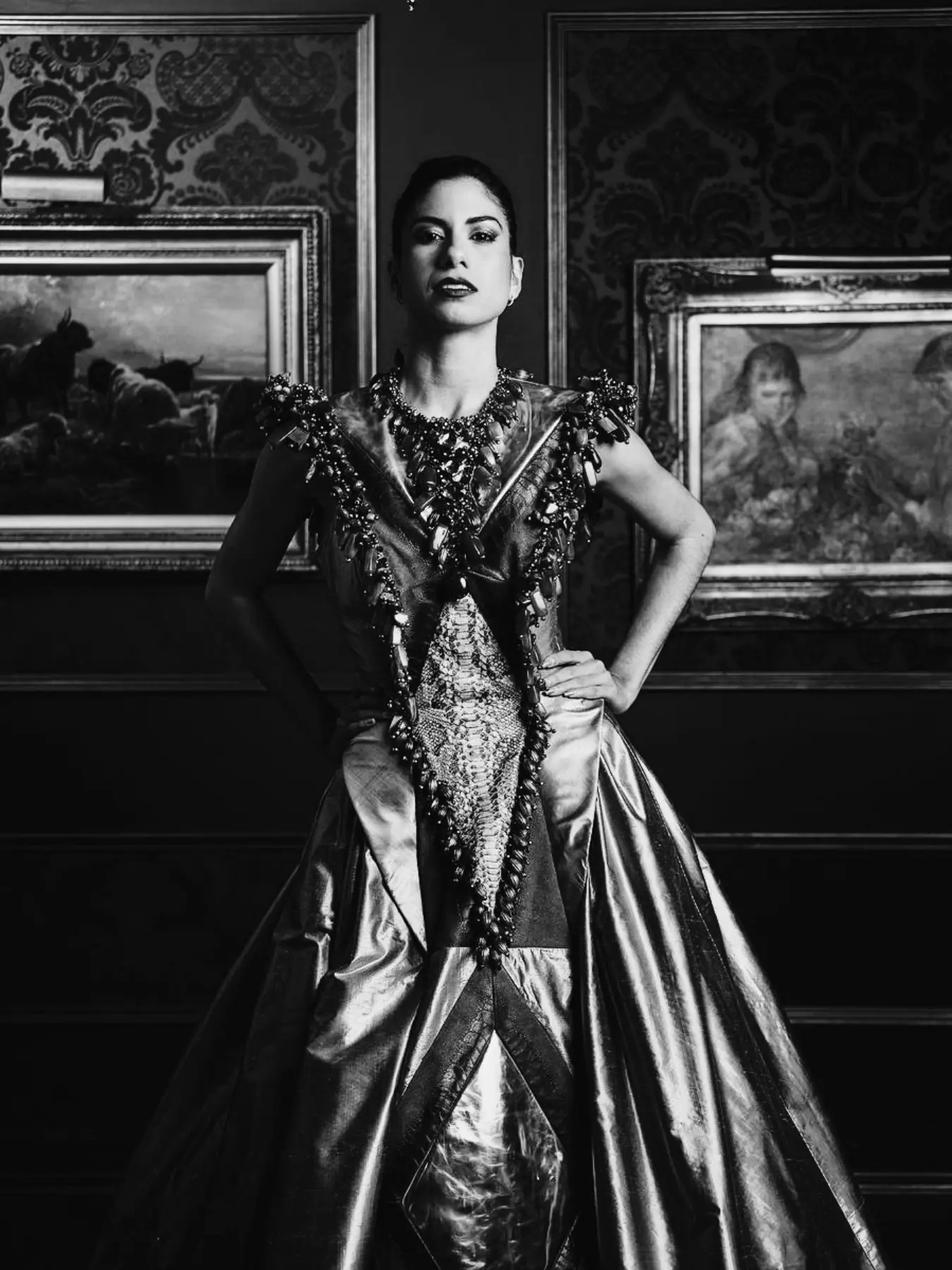 Robe couture métallisée dans un salon de tableaux anciens, noir et blanc