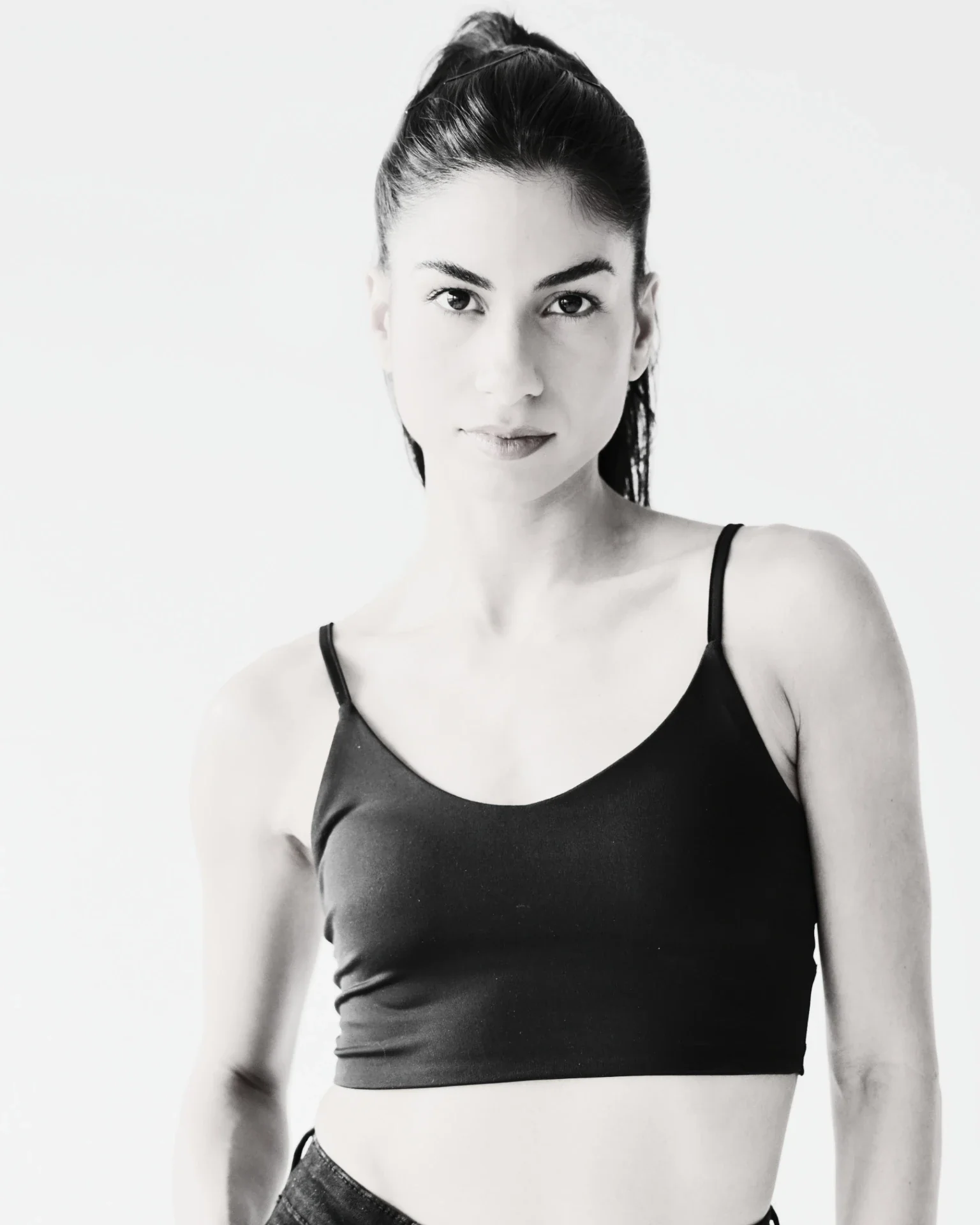Portrait frontal de Claudia Cristina, regard direct, studio noir et blanc