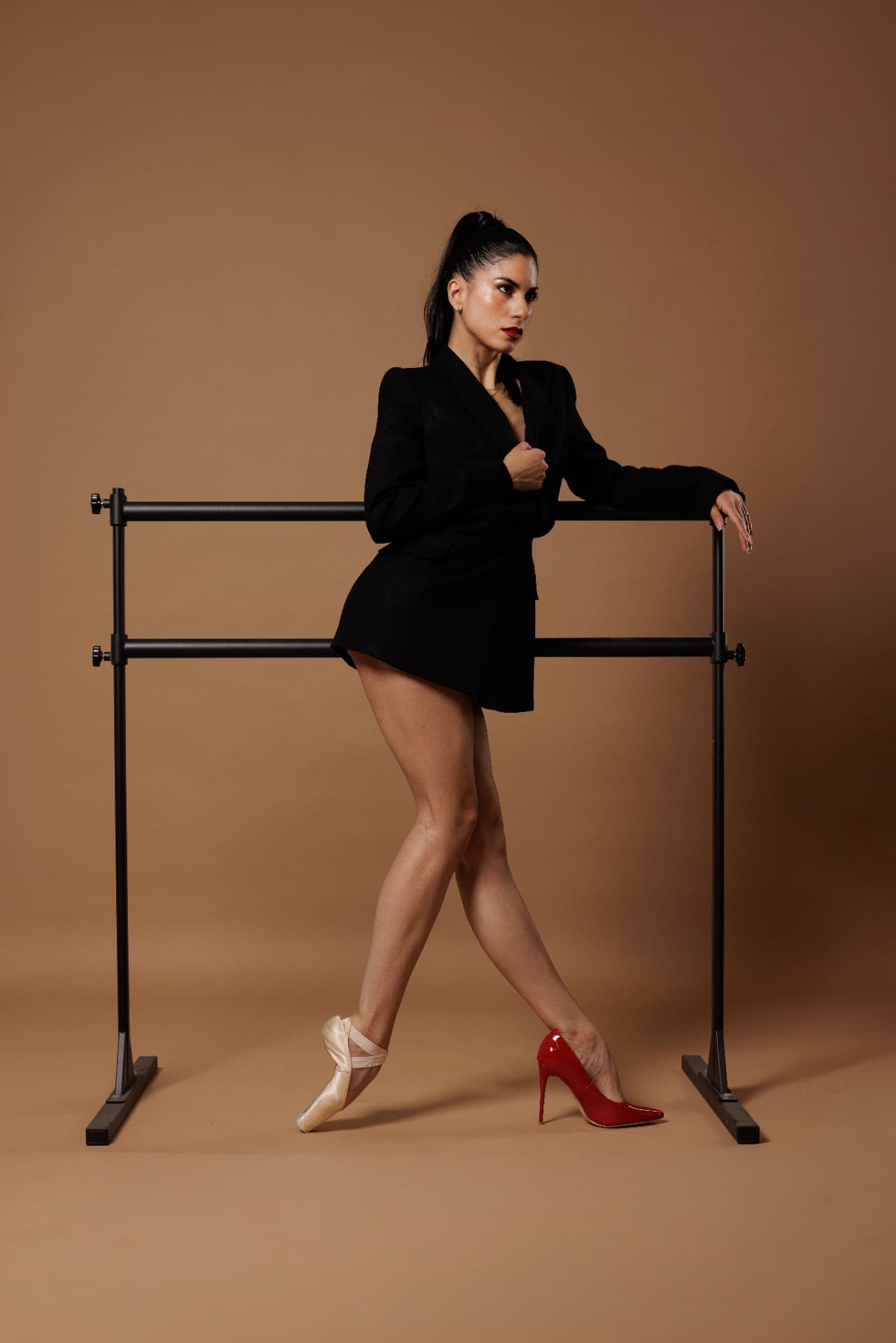 Danseuse à la barre, une pointe et un escarpin rouge