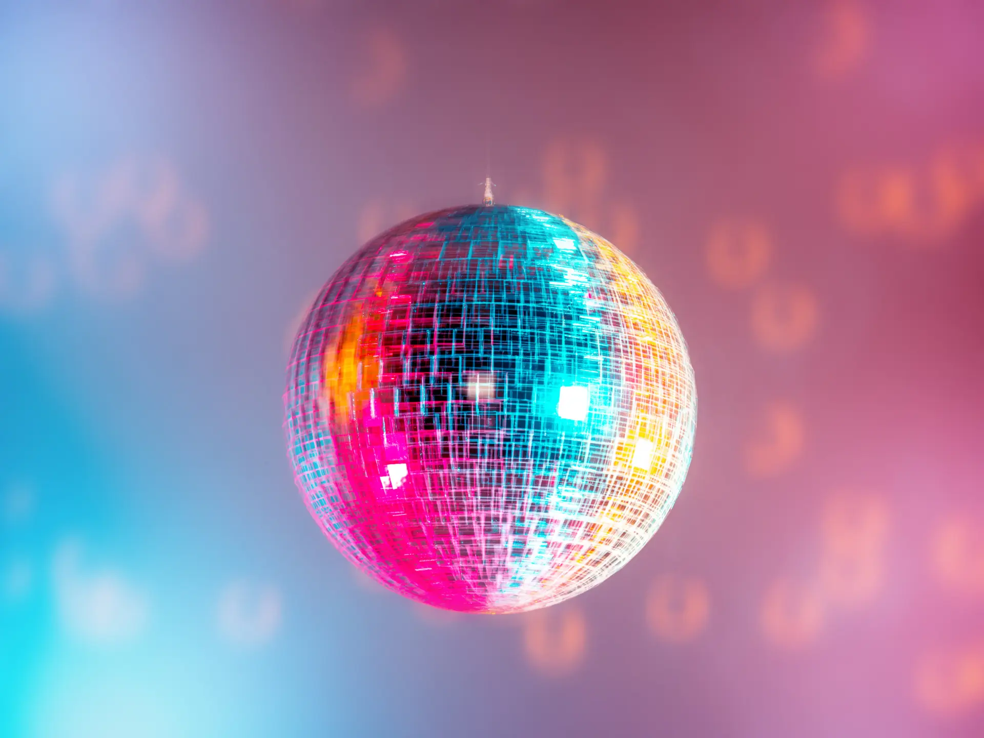 Boule disco scintillante sous des lumières colorées