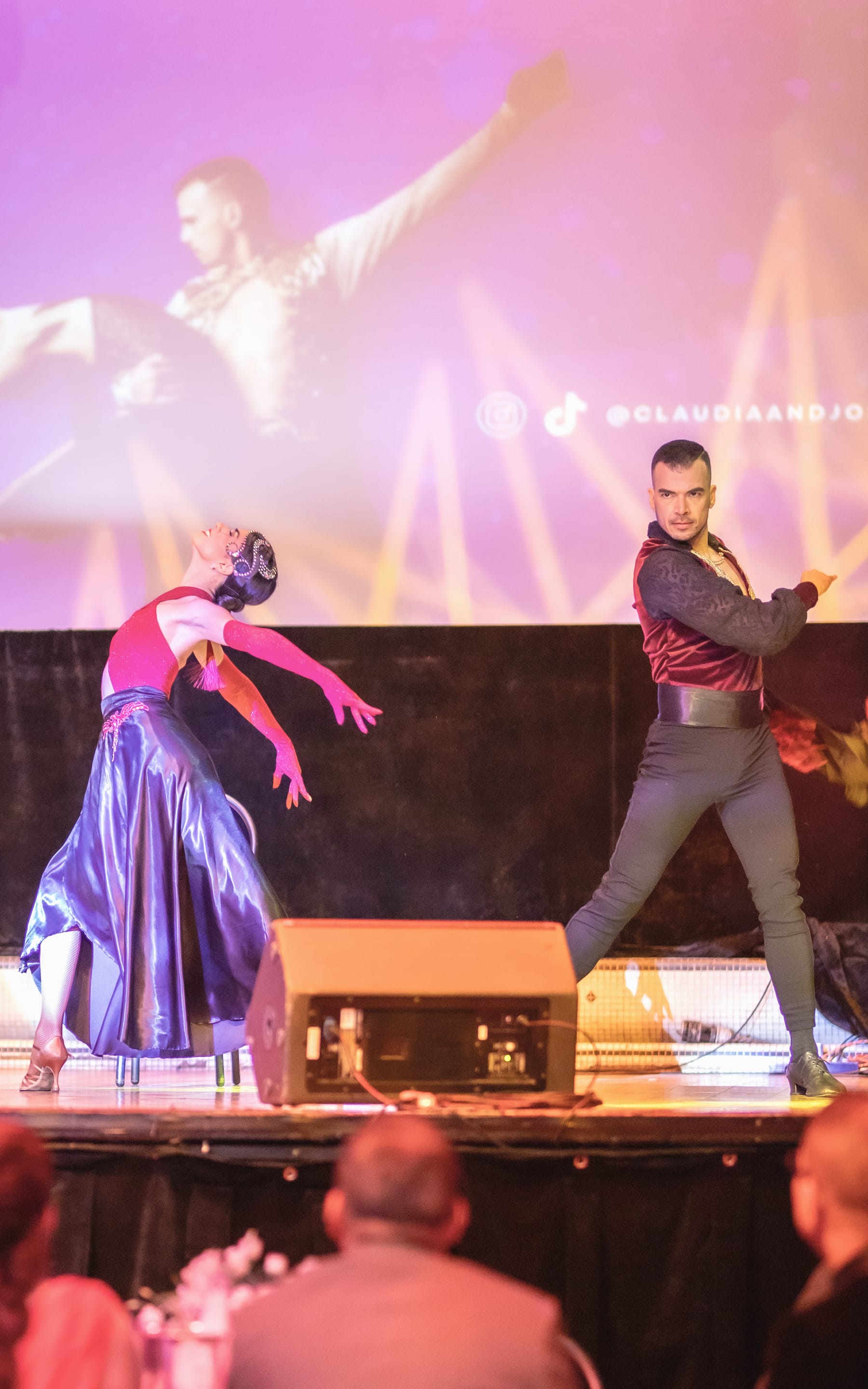 Duo de danse de salon sur scène aux EMPY Awards