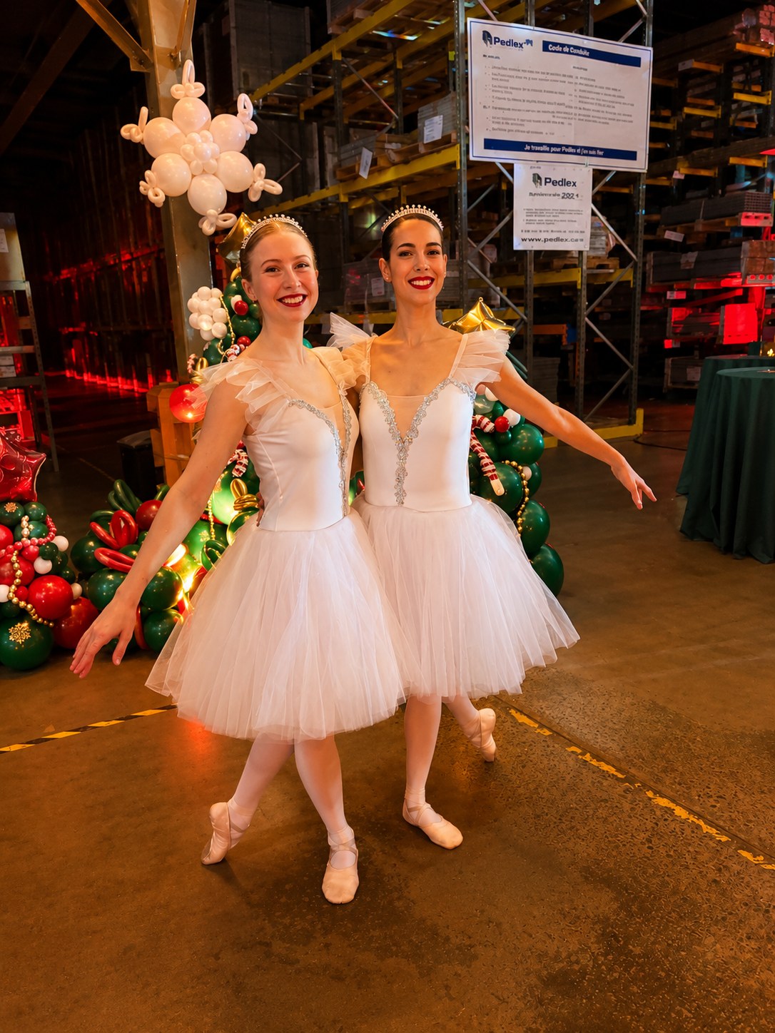 Deux ballerines en tutu blanc lors d'une fête corporative de Noël