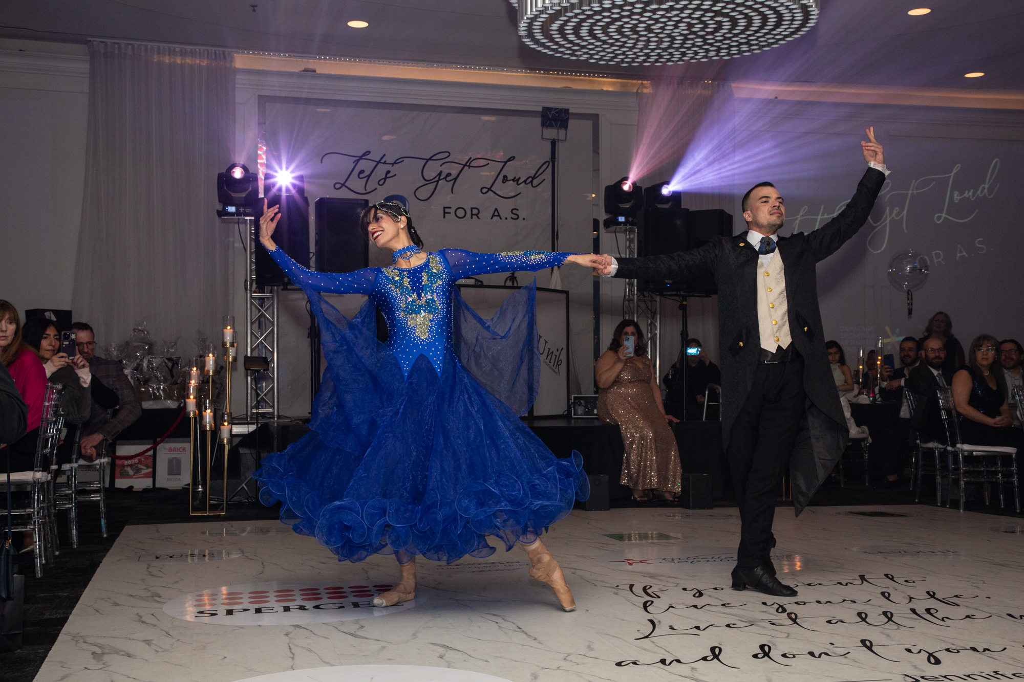 Couple de danseurs de salon en bleu royal lors d'une soirée de gala corporatif