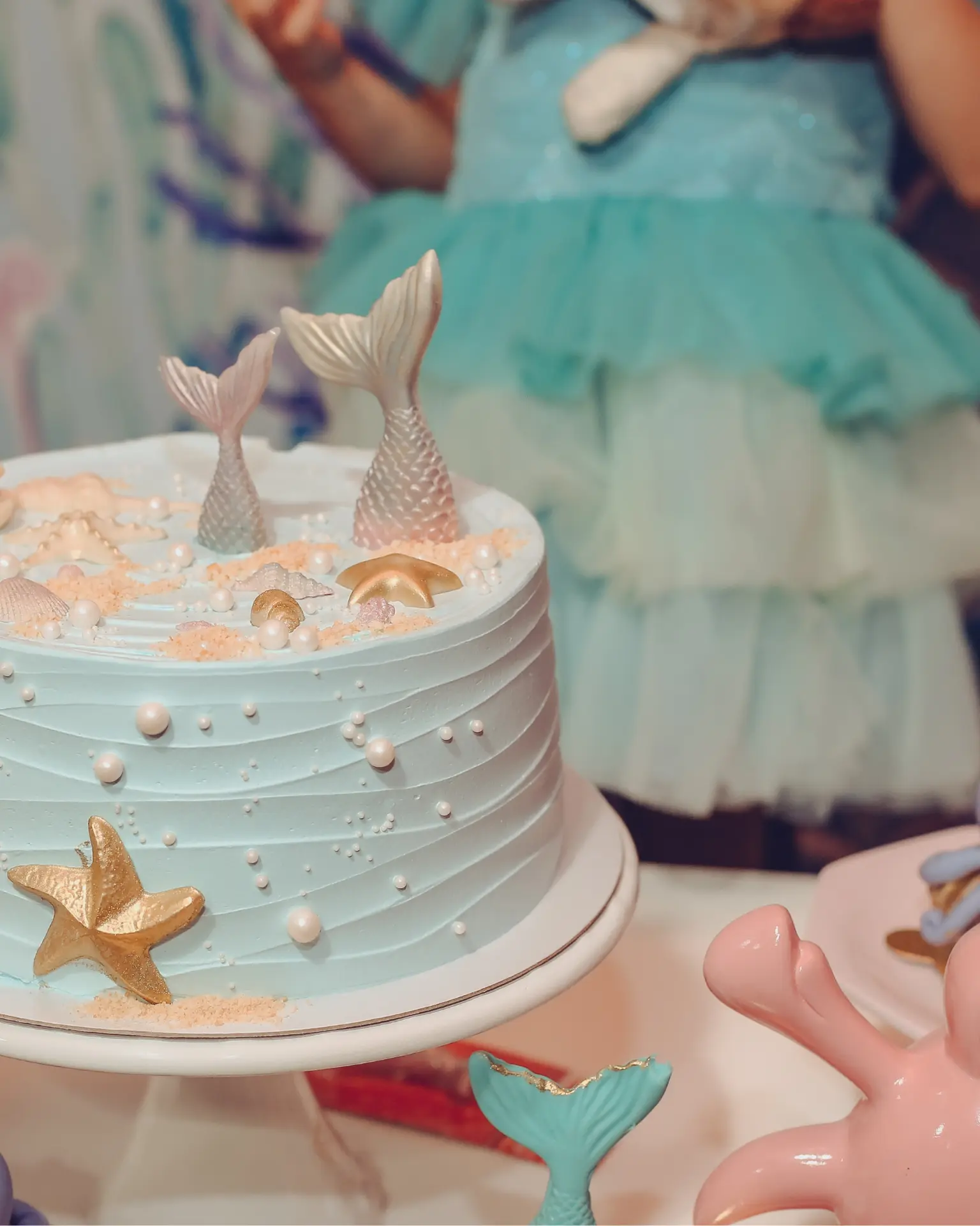 Gâteau thème sirène décoré de coquillages et perles