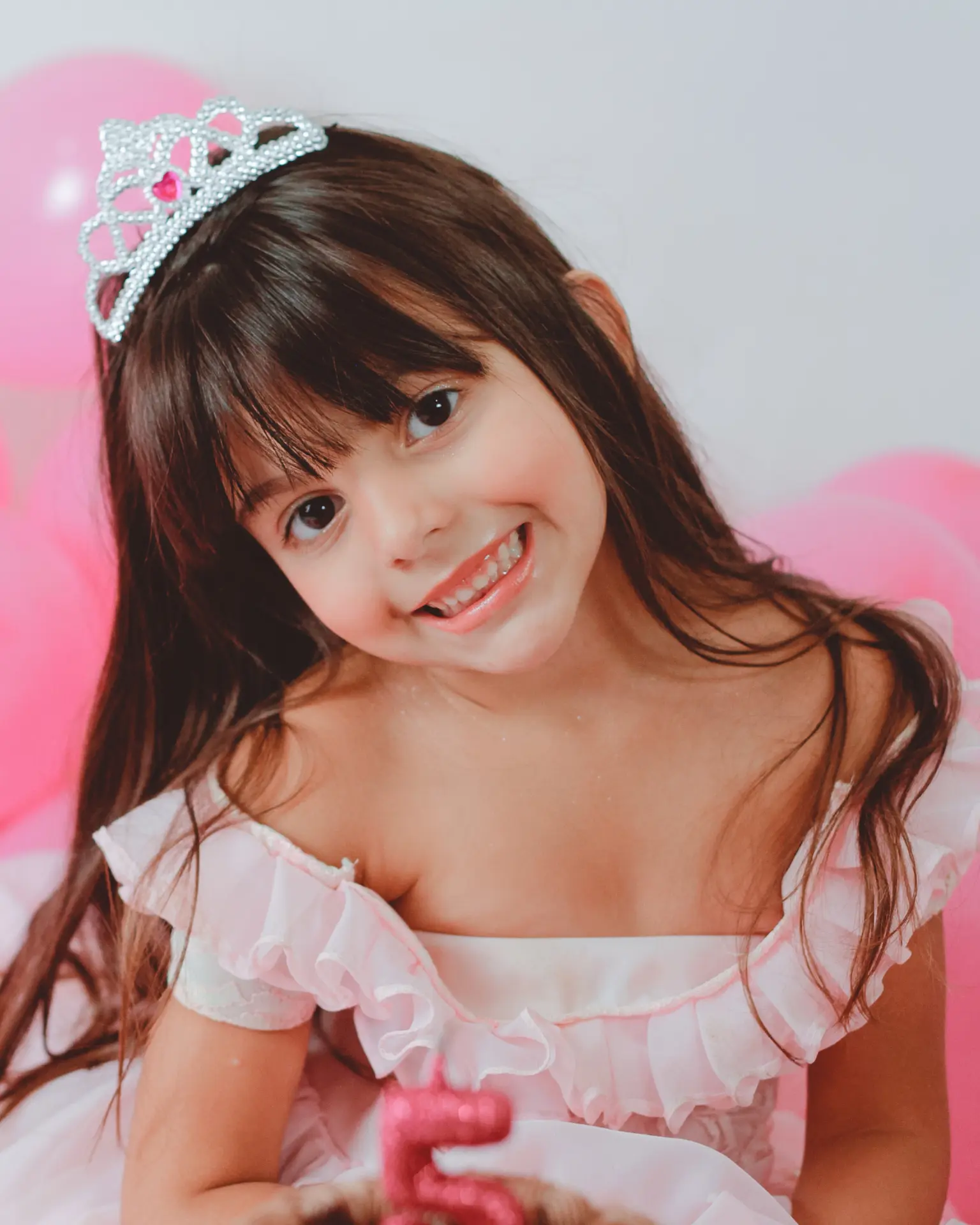 Portrait d'une enfant avec couronne de princesse à sa fête