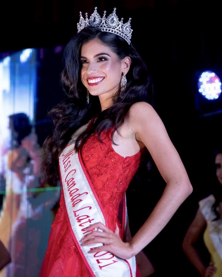 Claudia Cristina couronnée Miss Canada Latina, robe rouge