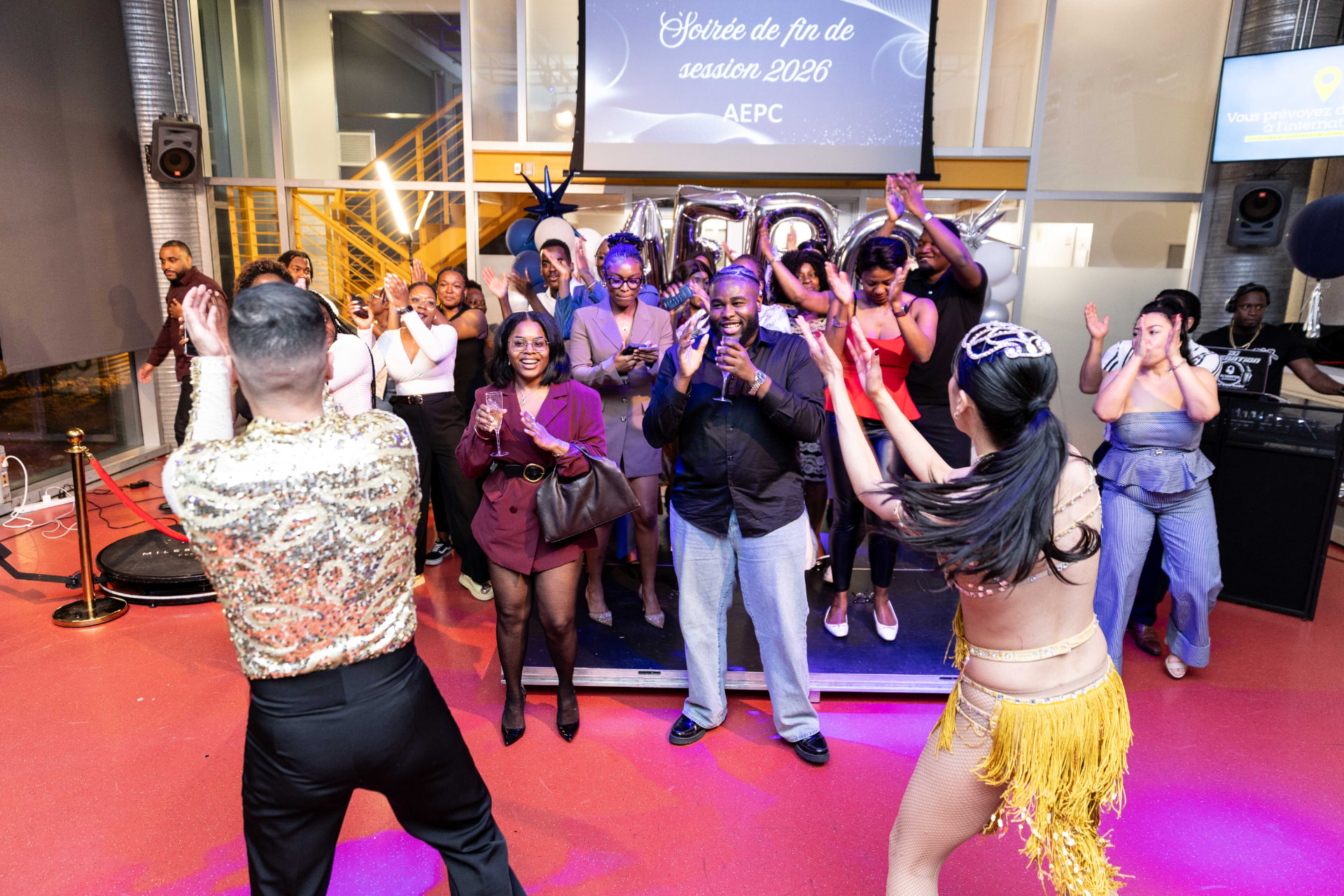 Animation de soirée : danseurs latins et invités en fête