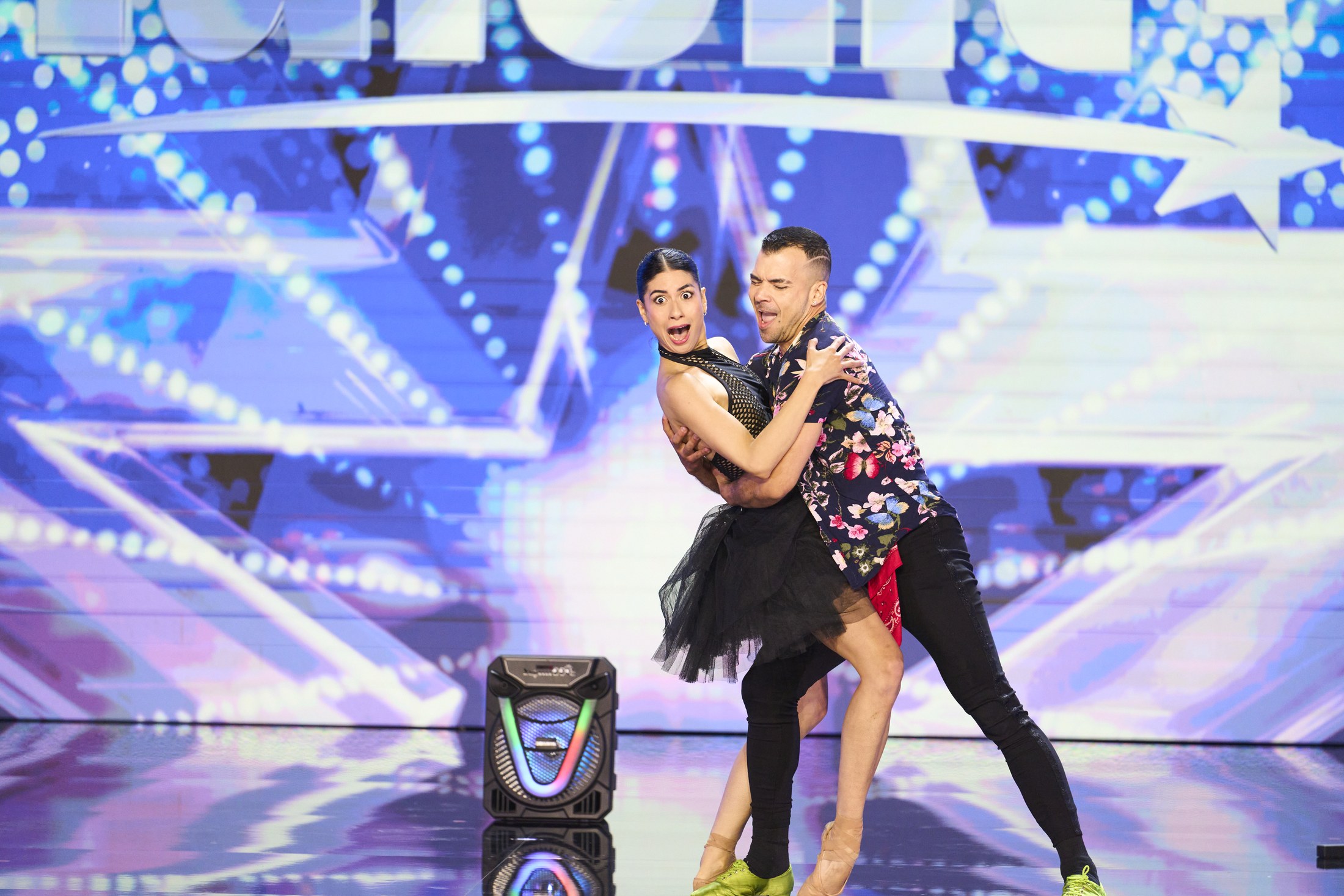 Duo comique sur scène lors de l'émission Quel Talent!