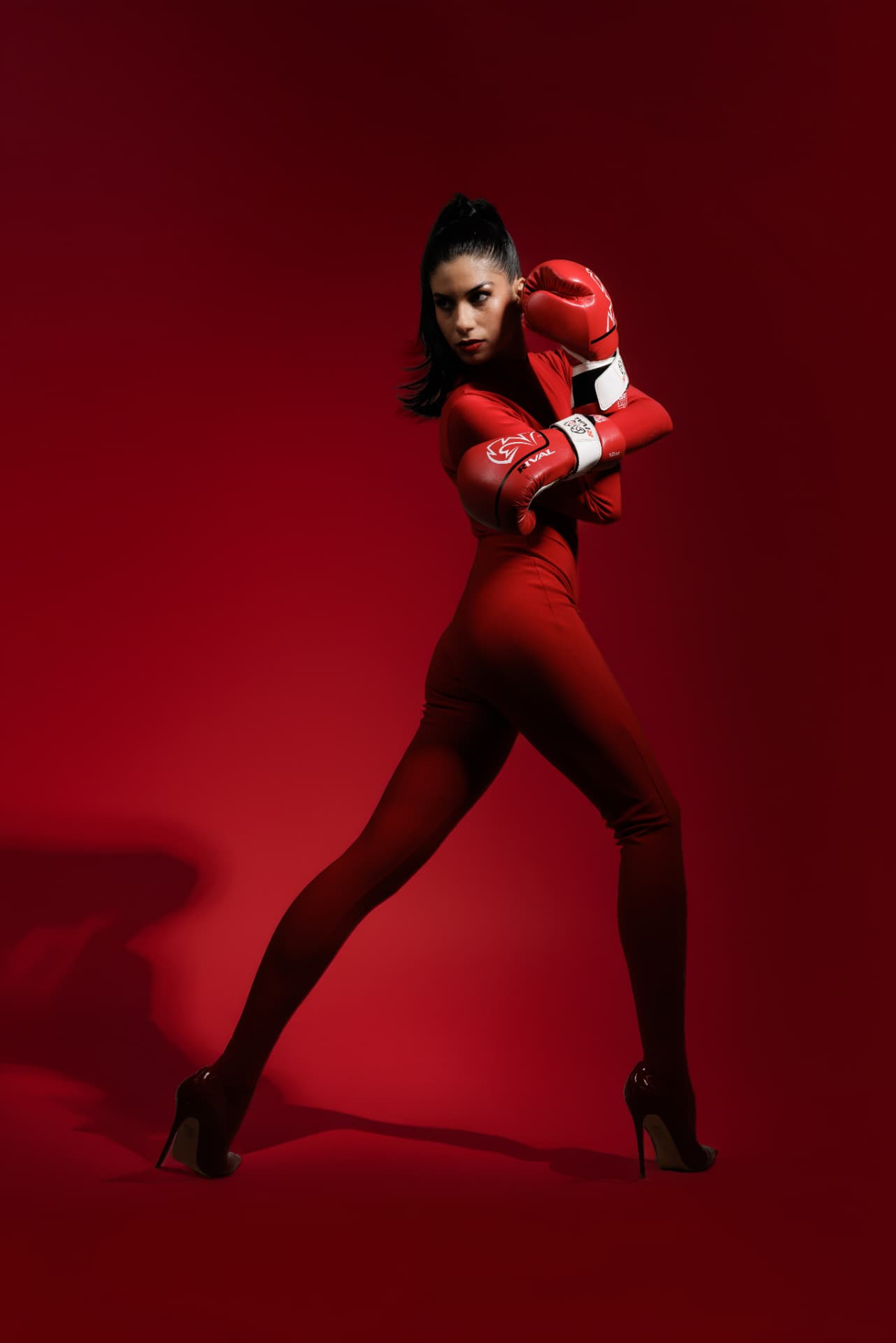 Danseuse en rouge avec gants de boxe sur fond écarlate