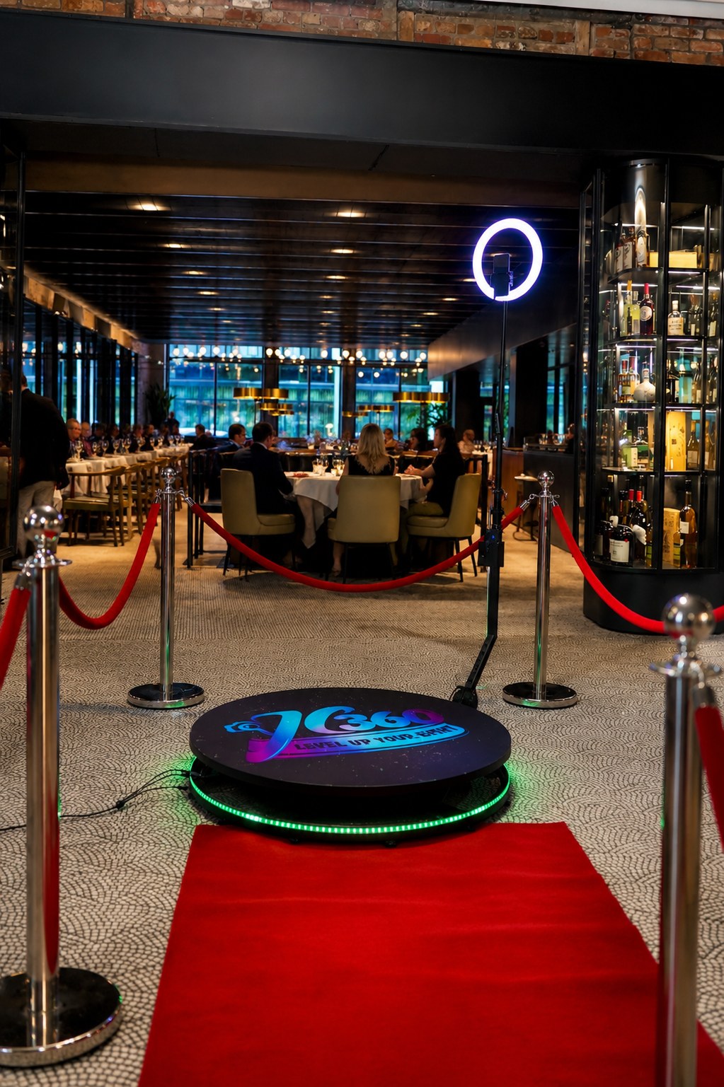 Plateforme de cabine vidéo 360 sur tapis rouge dans un restaurant élégant