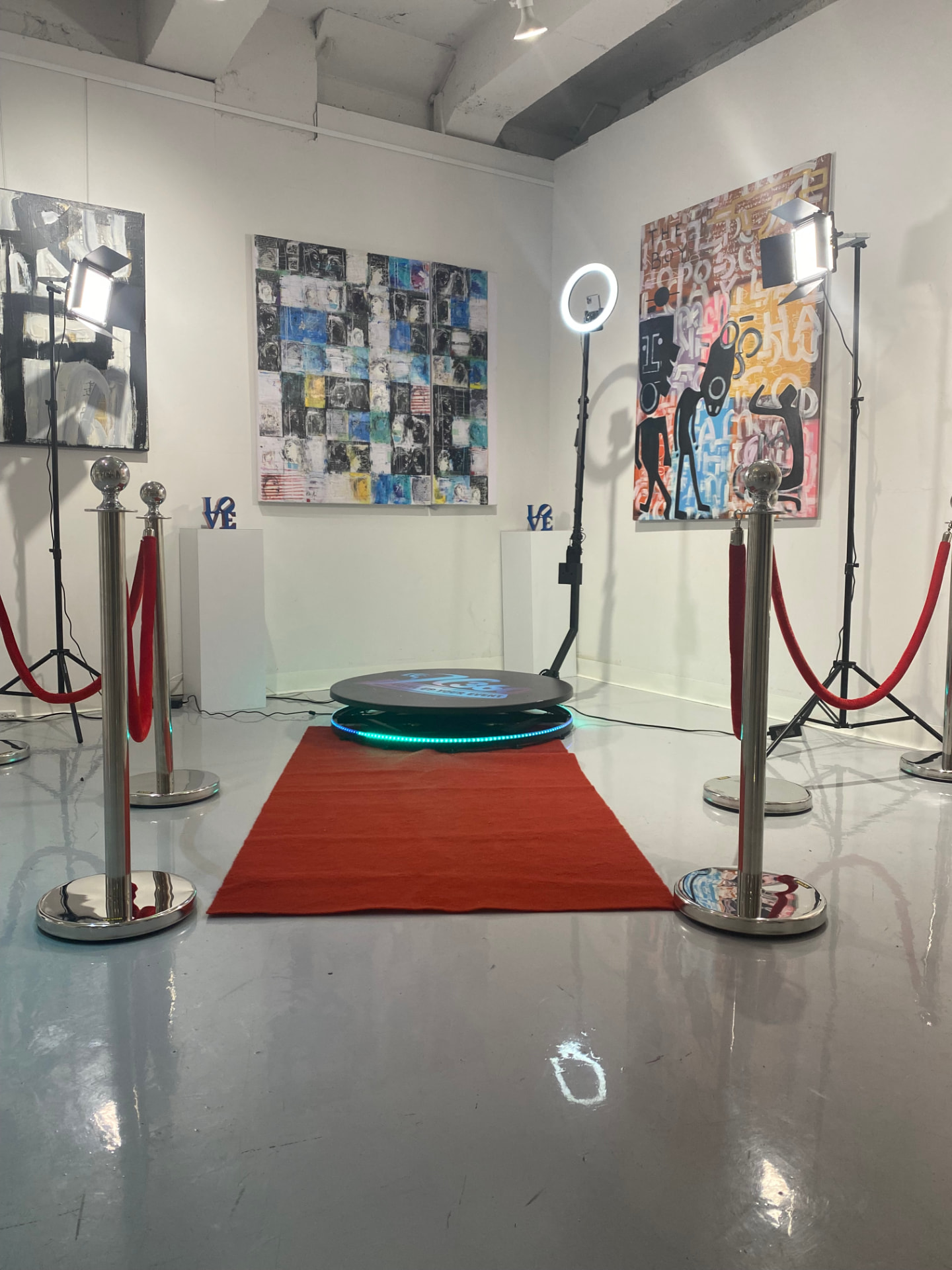 Installation 360 videobooth avec tapis rouge, cordons et éclairage